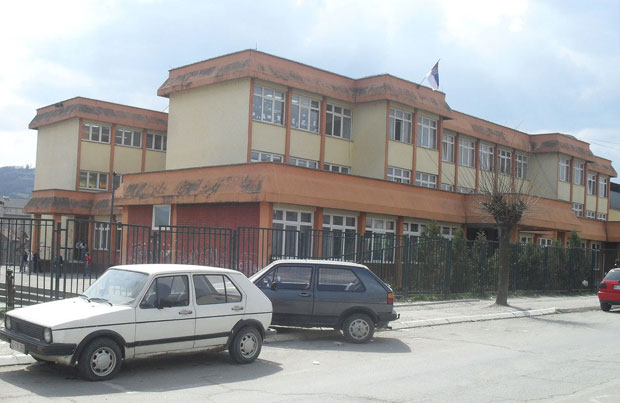 Нови Пазар: Бране смењеног директора, ћерку запослио по закону?